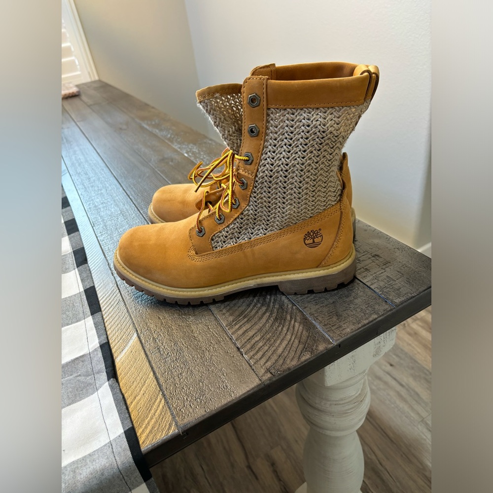 Brand: Timberland
Color: Classic Yellow
Size: 10 Womens
Condition: Lightly Used